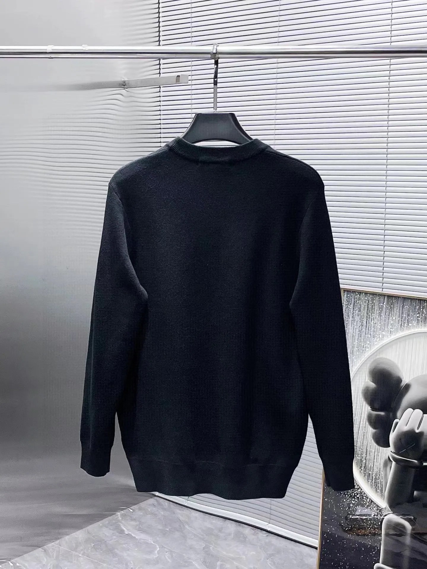 🅿️240 【LV Louis Vuitton】Autumn and winter classic round neck pullover sweater, in full condition! ! ! Wool blended fabric, the latest model in 2025, golden ratio! ! Slim-fitting soft gold, versatile and practical item, the combination and practicality are extremely powerful, simple and elegant, and classy! To create your own style, it is highly recommended to buy it in two colors. The standard slim fit tailoring process is suitable for both young and old men. It is knitted from wool and will not cause any discomfort! While keeping warm, it is stylish, textured and wearable, and the classic logo with contrasting colors on the chest feels in place! ! Recommended for regular customers! ! Size M-3XL (maximum wear: 190 pounds)